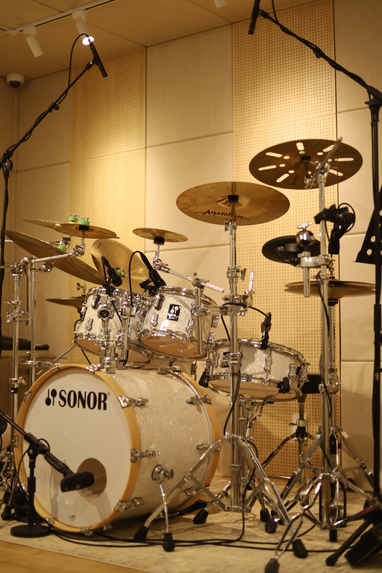 마이크와 심벌이 설치된 학원의 SONOR 드럼 세트